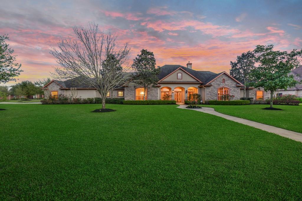 STUNNING WATERFRONT PROPERTY IN LAKE POINTE ESTATES Portfolio Real
